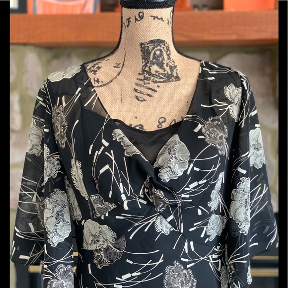 LOFT 10P Ladies Top. Black/floral semi-sheer - Picture 2 of 6